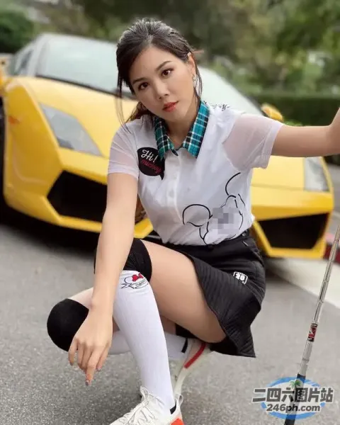 穿着白衬衫和黑色裙子的阿拉夫德女人蹲下身子