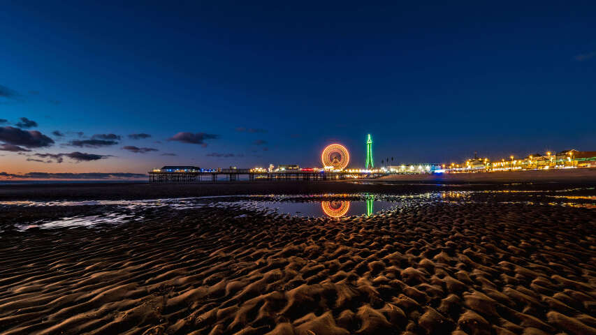 夜晚海滩上摩天轮的 arafed 景观