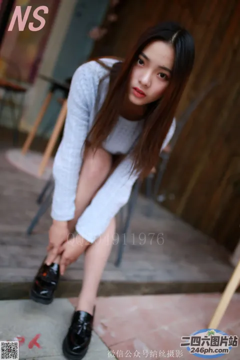 穿着鞋子坐在台阶上的阿拉菲德女人