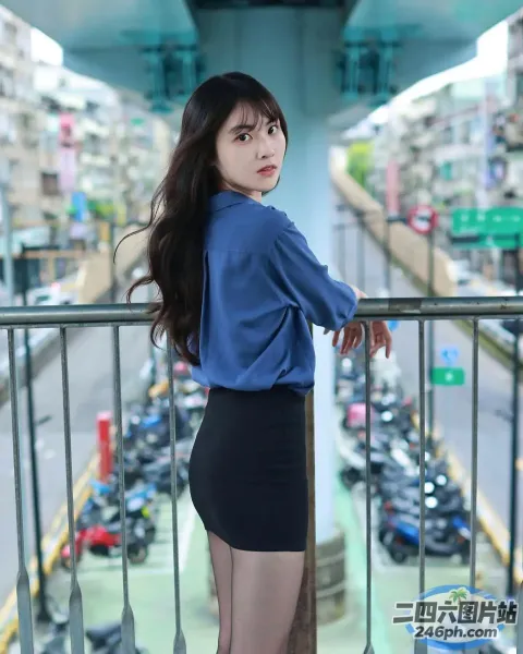 阳台上站着一个女人，阳台上停着很多摩托车