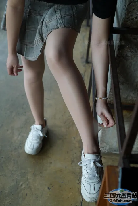 有个女人穿着鞋子站在凳子上