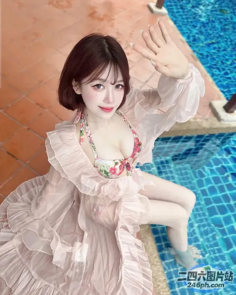 一个穿着裙子的女人坐在游泳池上的特写