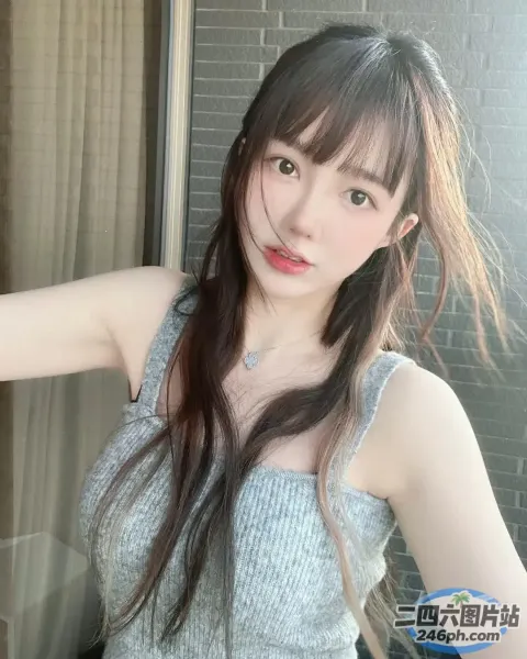 长发女子摆姿势拍照的特写