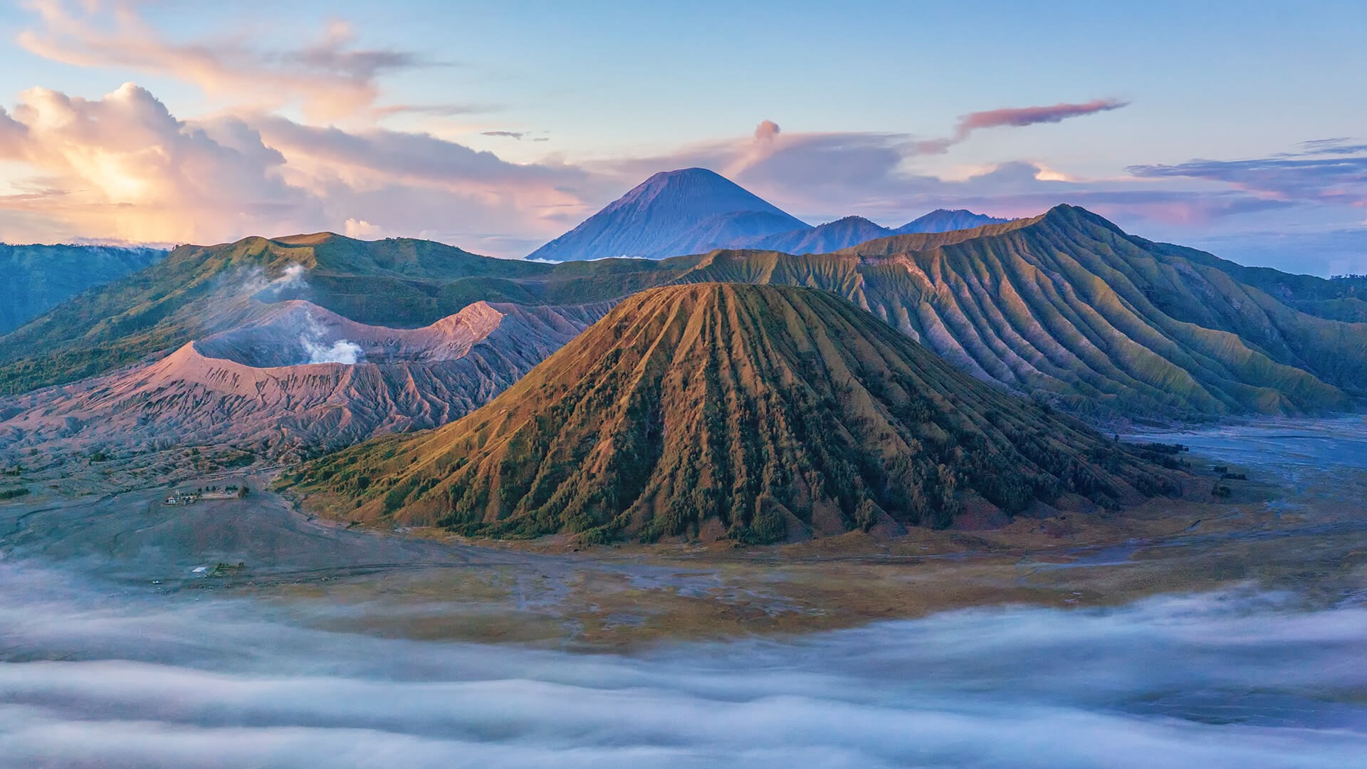 几朵云的山脉的 arafed 景观