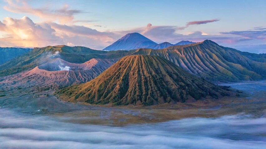 几朵云的山脉的 arafed 景观