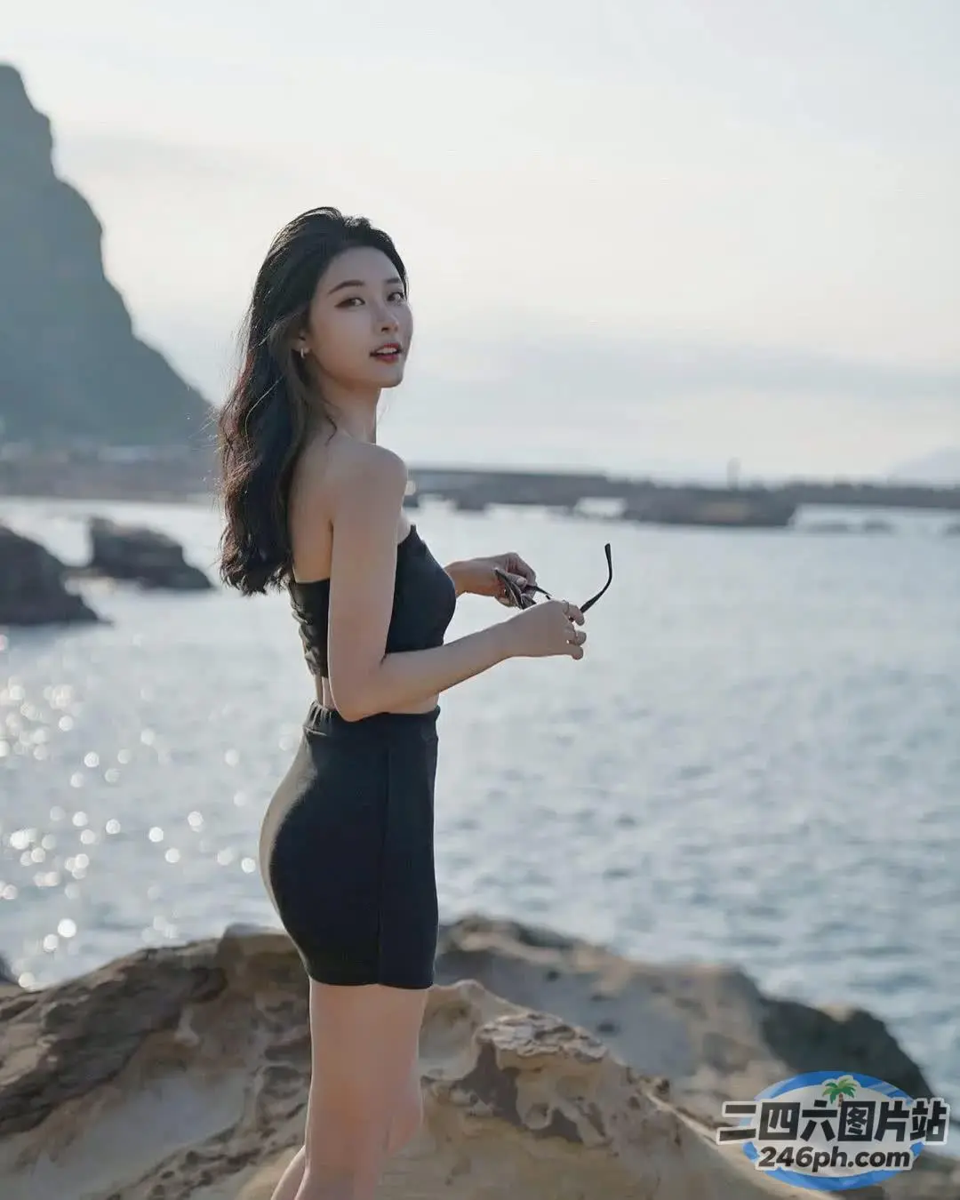 水边的一块石头上站着一个女人