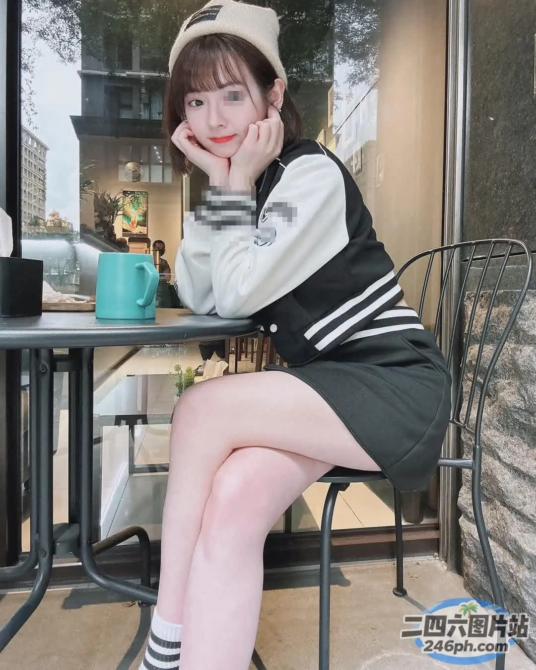 阿拉菲坐在桌子旁，手里拿着一杯咖啡