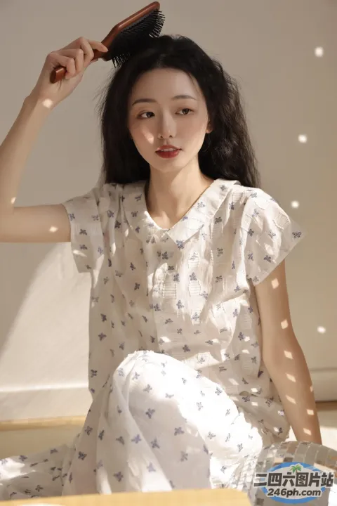 有个女人坐在椅子上梳头