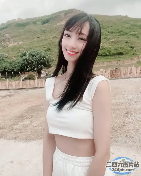 一个穿着白色上衣和白色裤子的女人的特写
