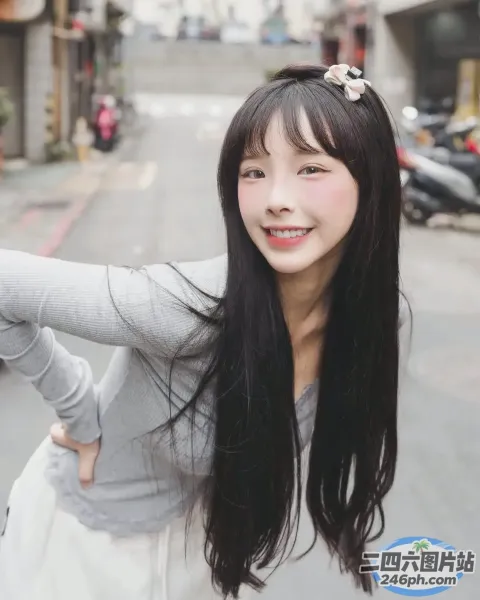 一位黑发长发女子站在街上的特写