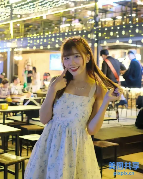 餐厅里站着一个女人，脸上带着微笑