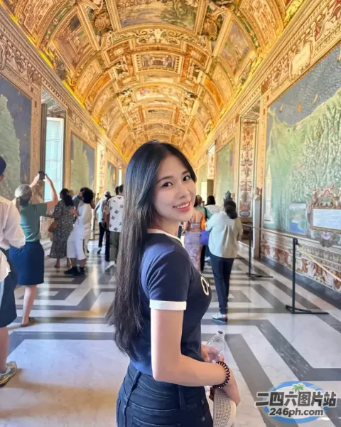 穿着黑色连衣裙的 Arafed 女人站在有天花板的房间里