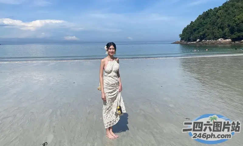海滩上站着一个穿着裙子的女人