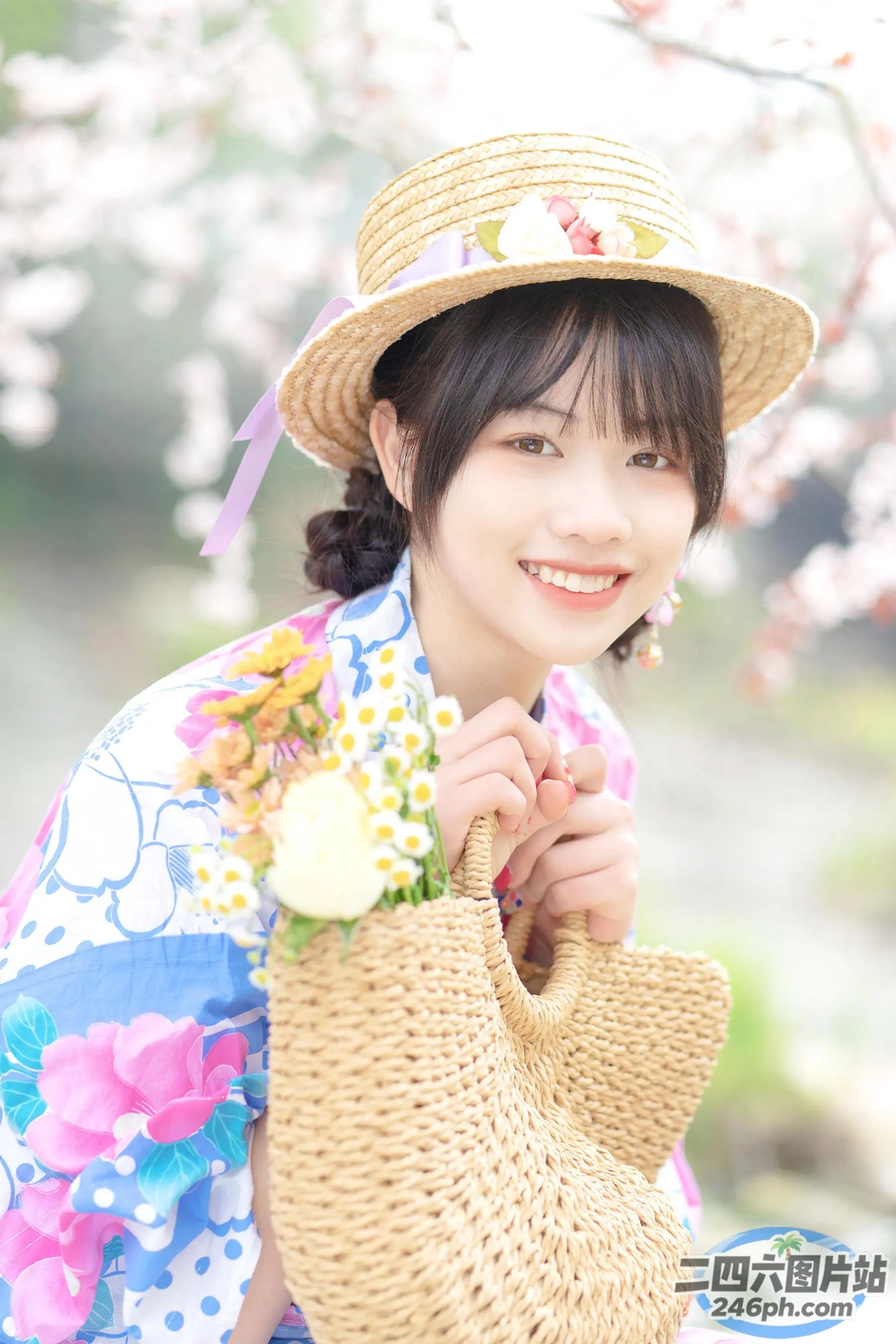 有一个戴帽子和草袋的女人