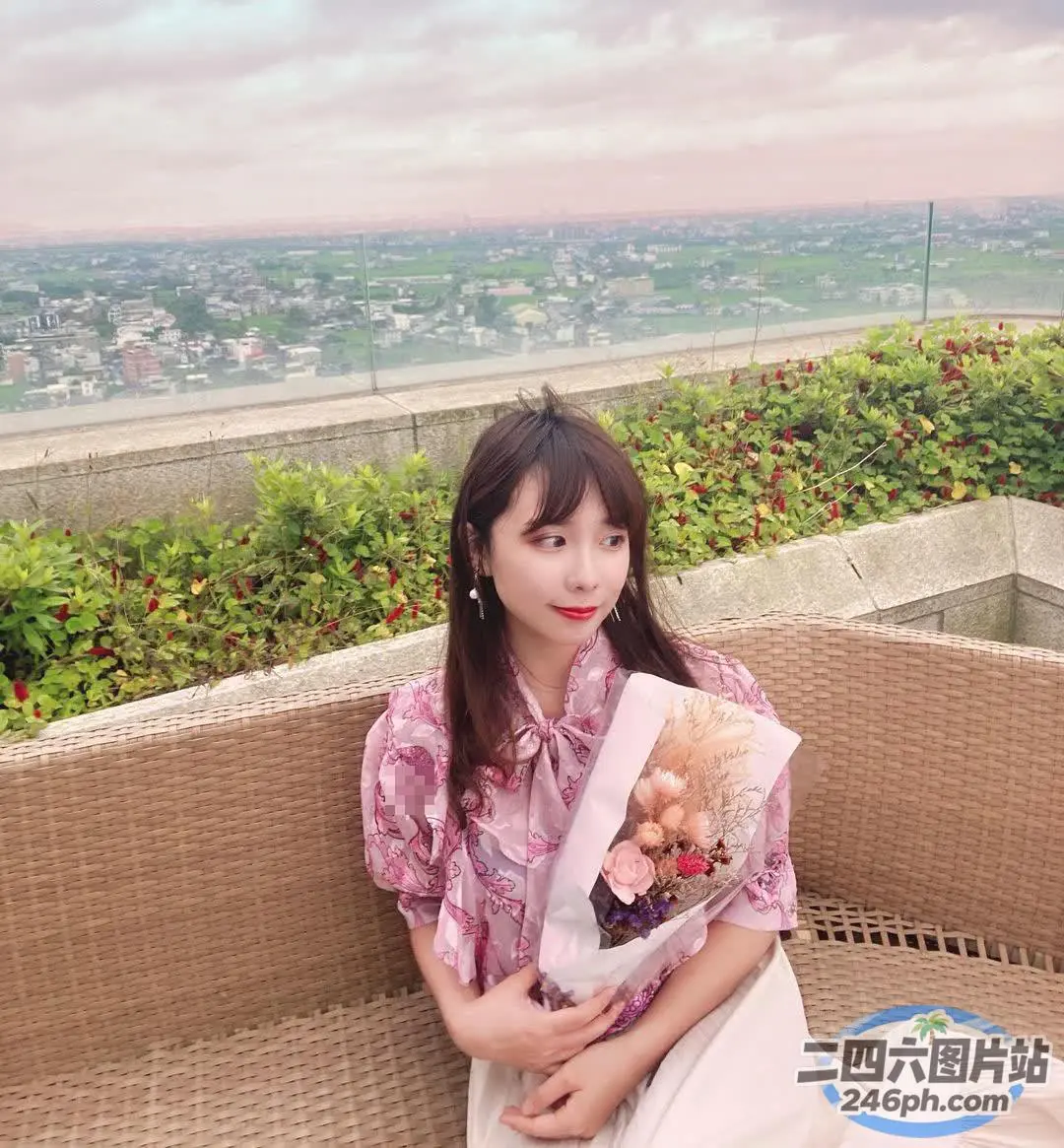 有个女人坐在长凳上，手里拿着一只泰迪熊
