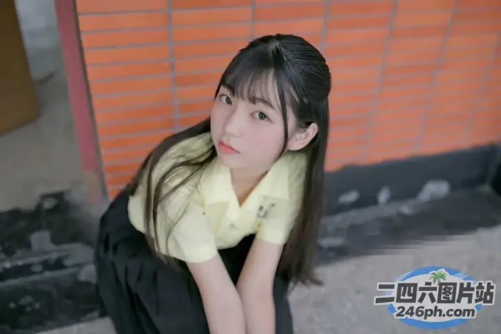 有一个年轻的女人坐在地上，双腿交叉