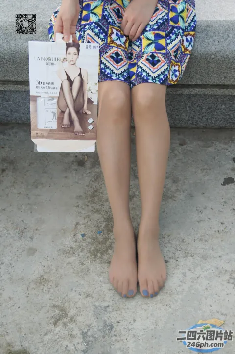 有个女人坐在长凳上，手里拿着一本书