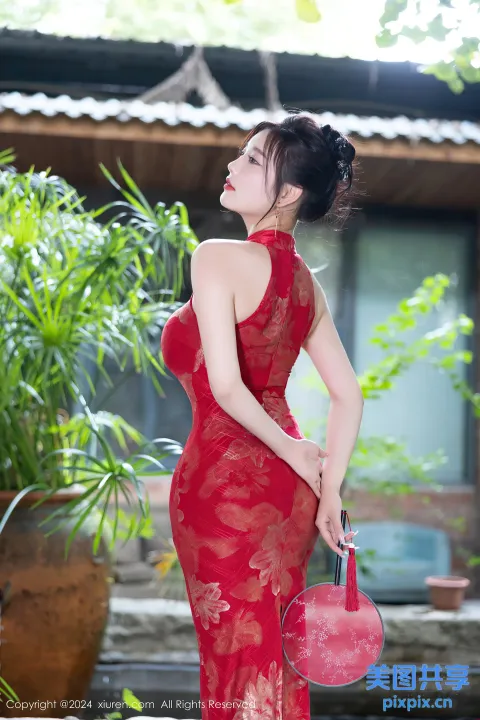 一名身穿红色连衣裙的女子正在摆姿势拍照