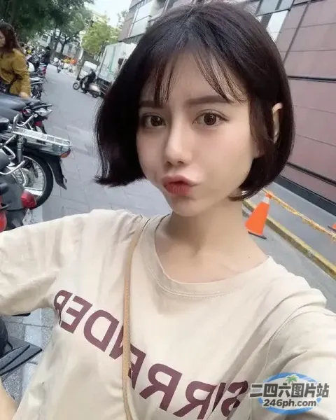 一位拿着相机自拍的女人的特写