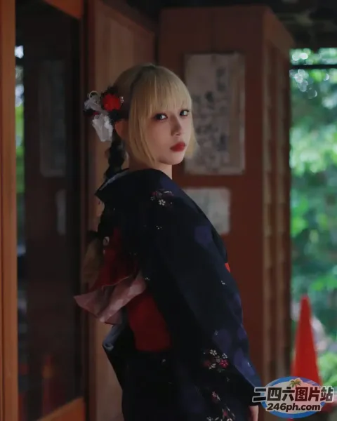 有个穿着和服的女人站在一栋楼前