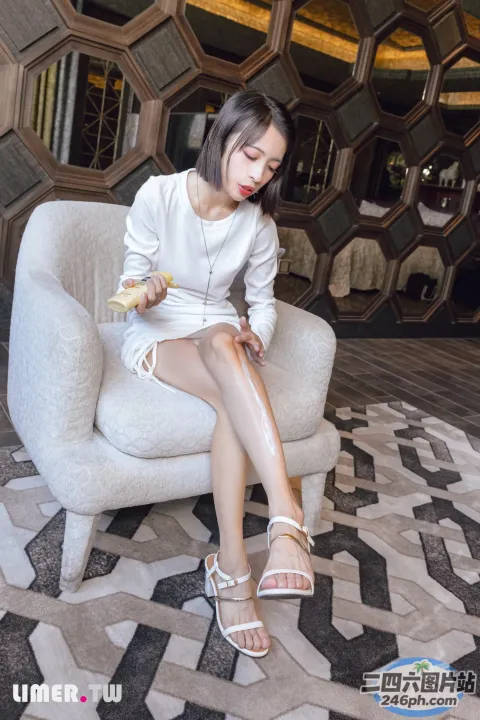 阿拉菲德女人坐在椅子上，手里拿着一杯酒