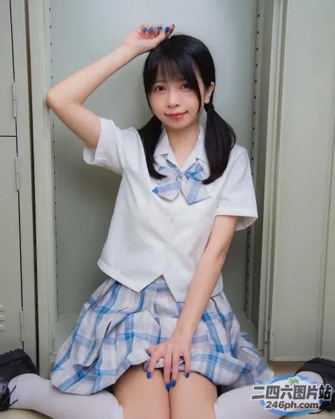 地板上坐着一个穿着校服的女人