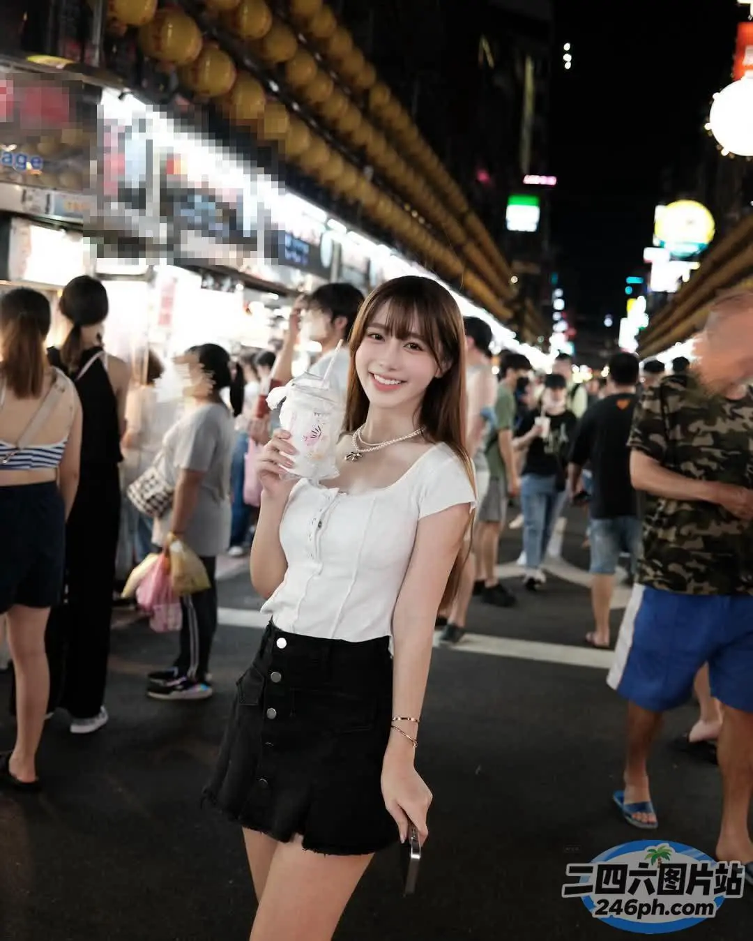 身穿白衬衫和黑色裙子的 araffe 女子站在拥挤的街道上