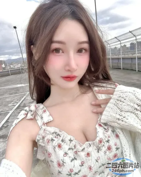 一个穿着白色上衣和夹克的女人的特写