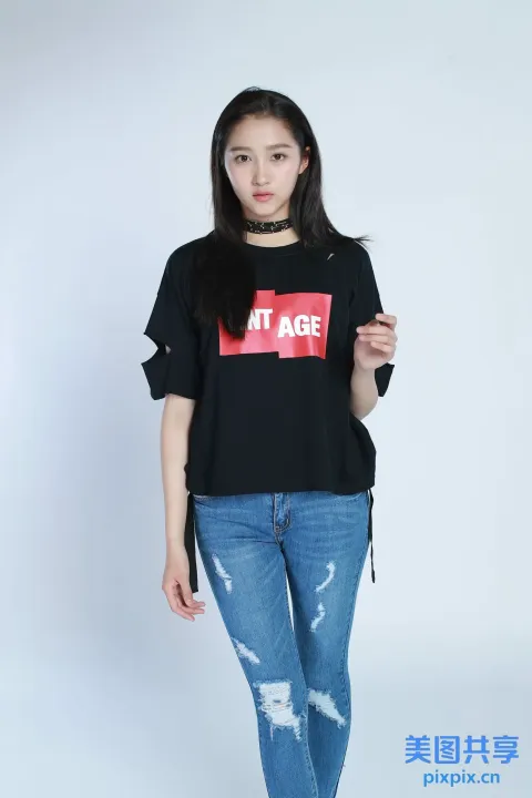 身穿黑色衬衫和牛仔裤的阿拉夫女子摆姿势拍照