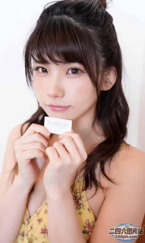 一名女子手里拿着一张卡片，看着镜头