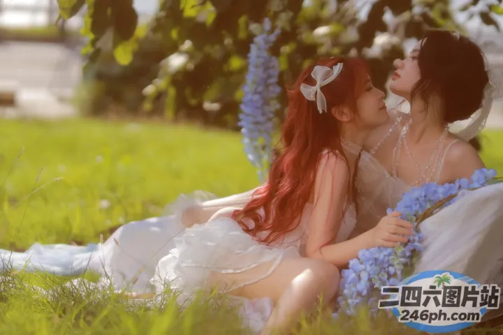 有两个女人坐在草地上，手里拿着鲜花