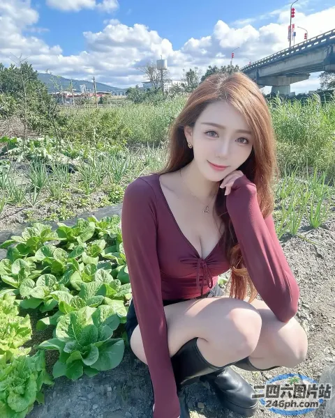 一个女人坐在桥附近的岩石上的特写