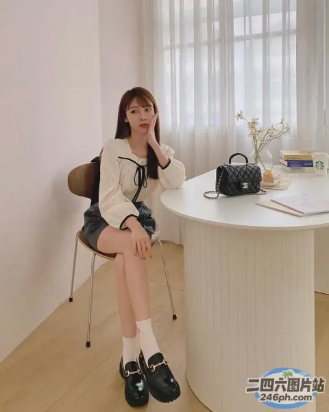 有个女人拿着钱包坐在桌子旁