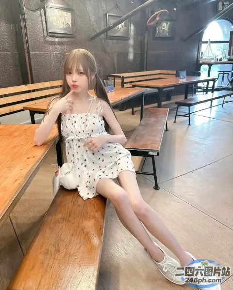 餐厅的长凳上坐着一个年轻女孩