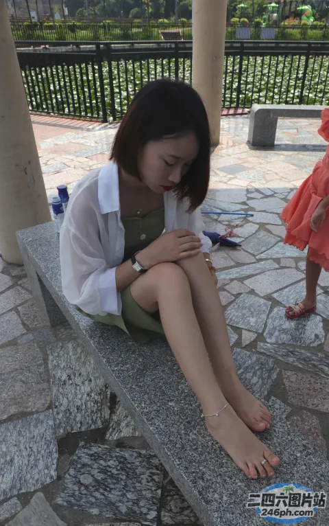 有一个女人和一个小女孩坐在长凳上