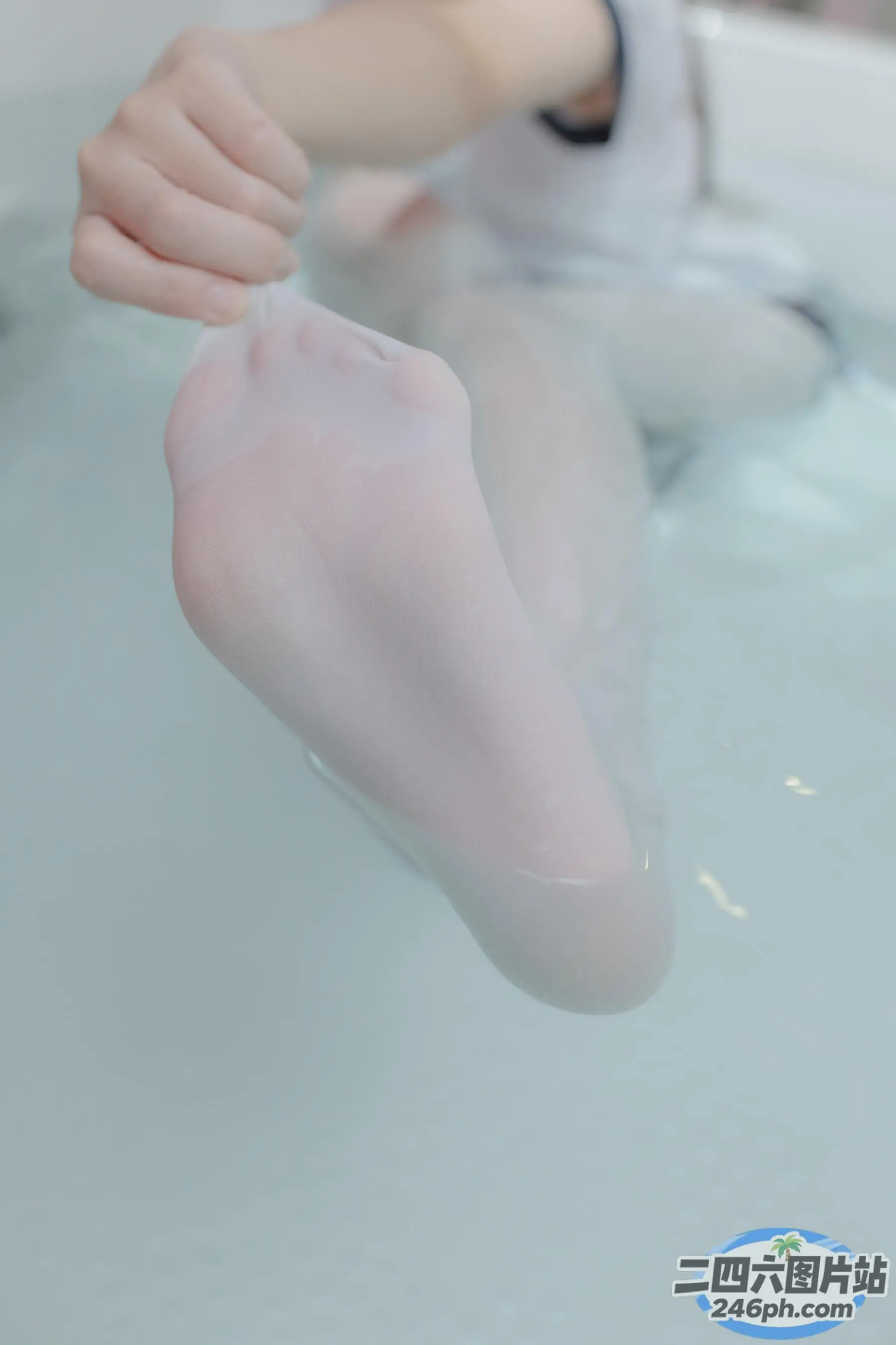 有人在浴缸里洗澡，一只脚在水里