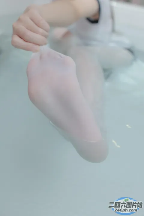 有人在浴缸里洗澡，一只脚在水里