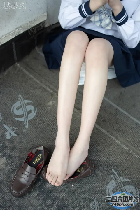 有个女人坐在长凳上，双脚抬起