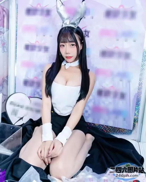 床上坐着一个穿着兔子装的女人