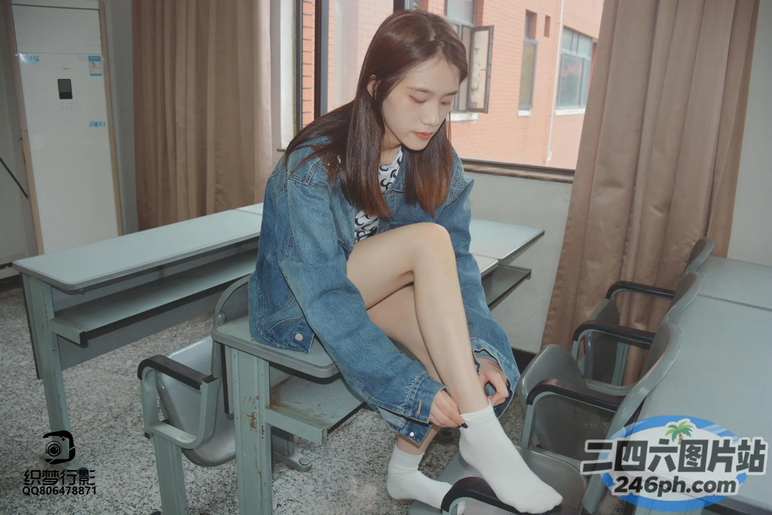 阿拉菲女子双腿交叉坐在椅子上