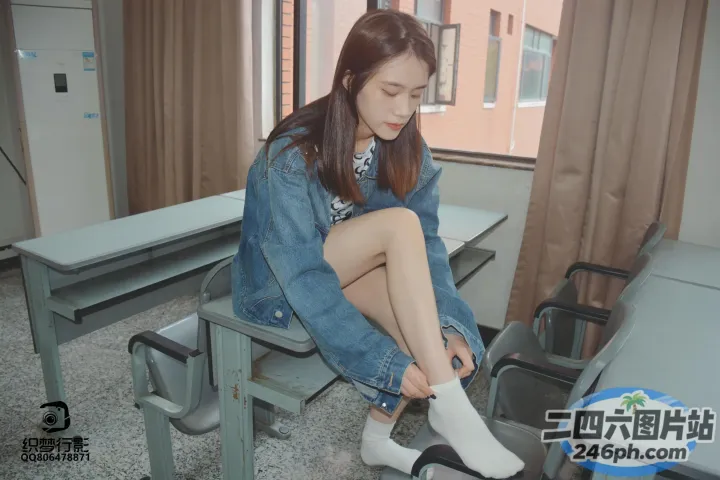 阿拉菲女子双腿交叉坐在椅子上