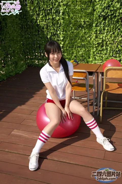 阿拉夫德亚洲女子坐在木甲板上的红球上