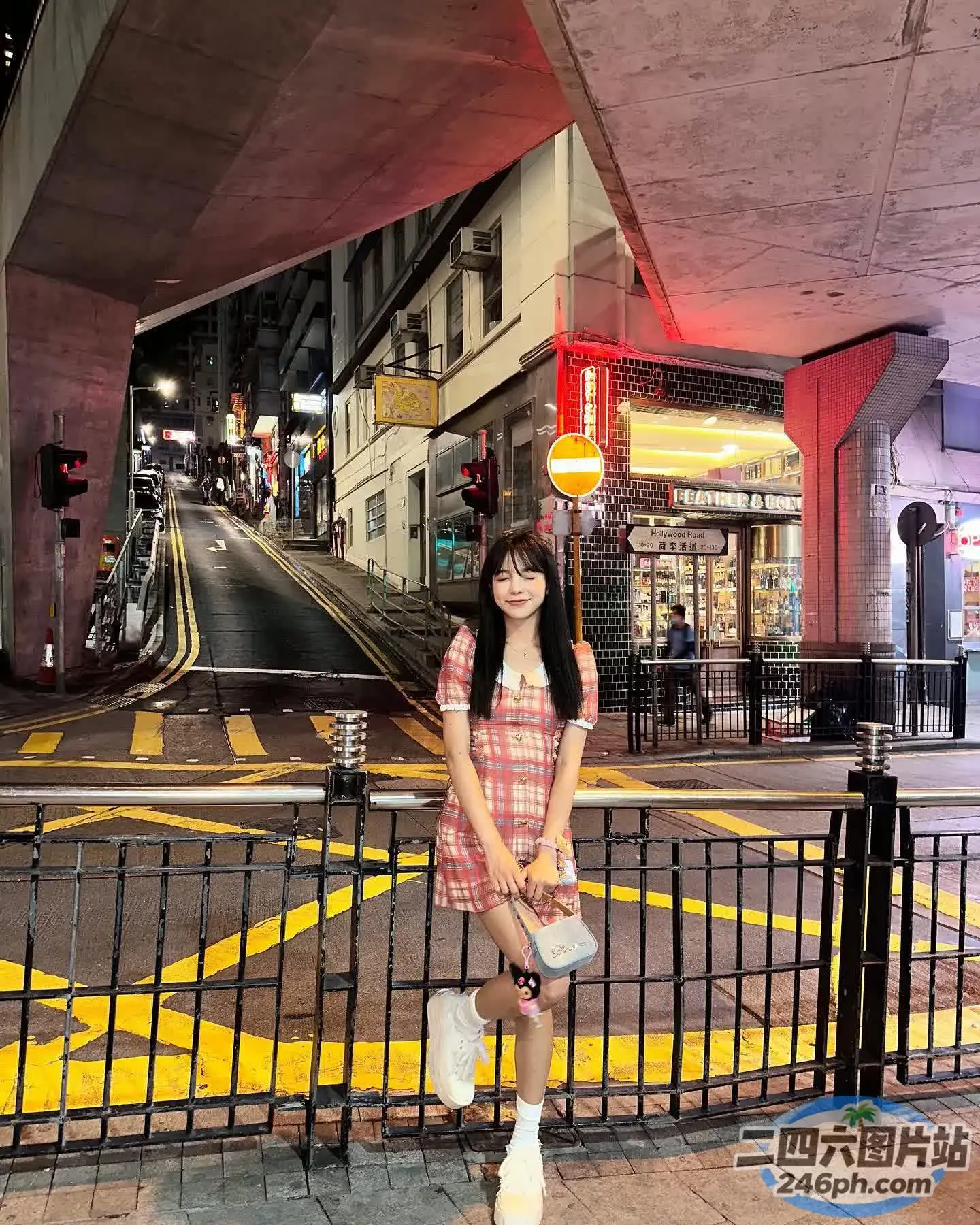 城市的人行道上站着一个女人