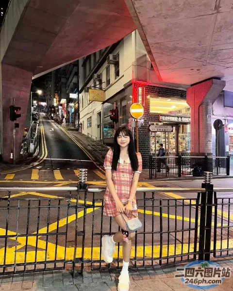 城市的人行道上站着一个女人