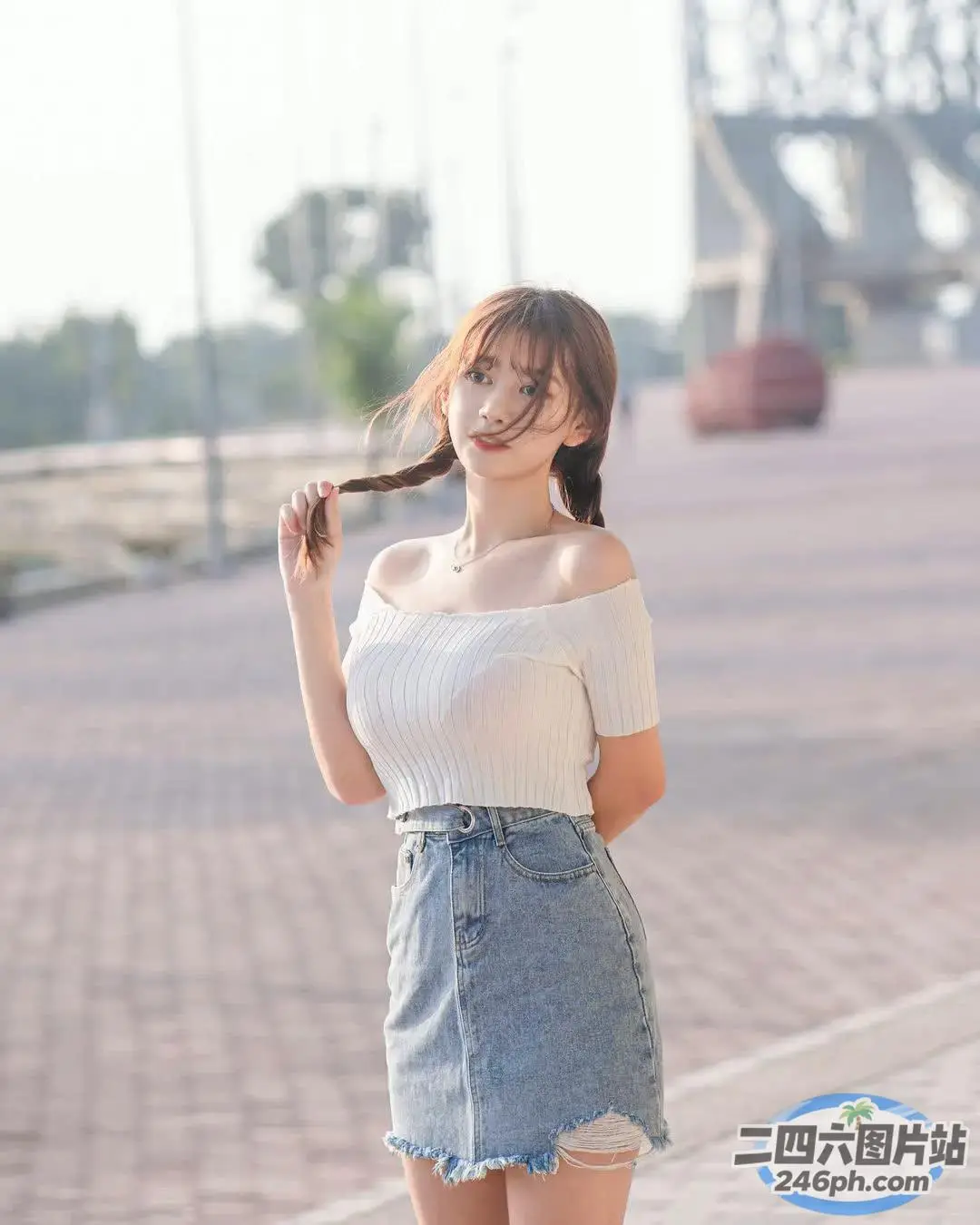 身穿白色上衣和蓝色牛仔裙的 araffe 女士