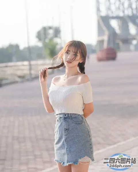 身穿白色上衣和蓝色牛仔裙的 araffe 女士