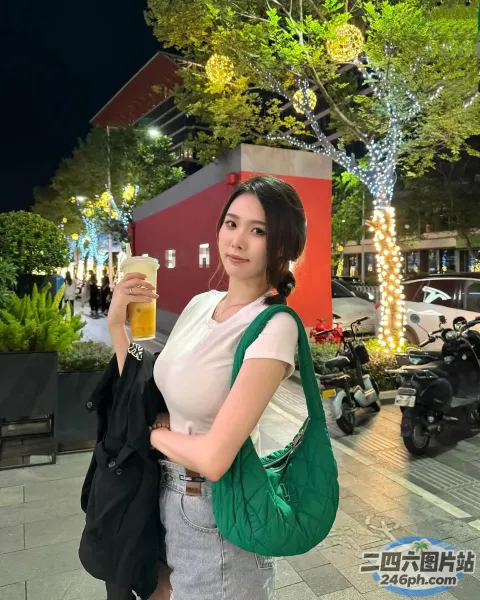 街上有个女人手里拿着饮料