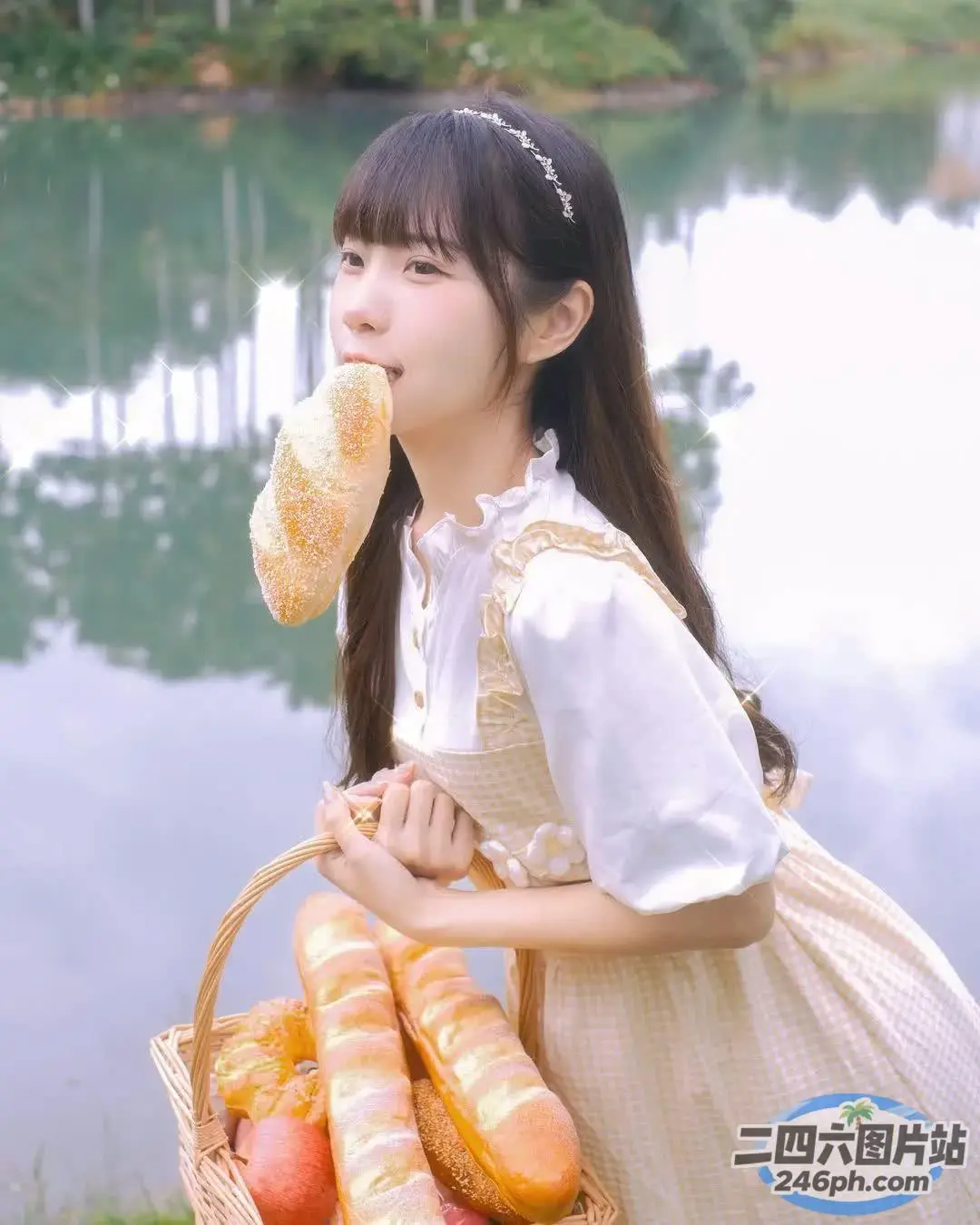 有一个女孩拿着一篮面包和一个面包