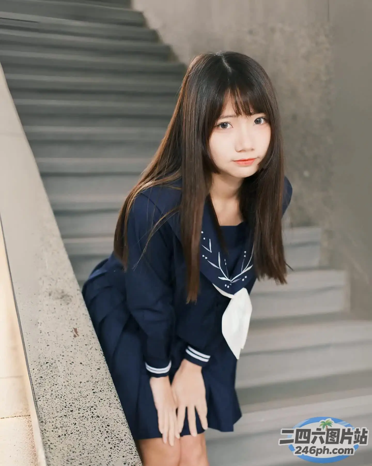身穿校服的 Arafed 亚裔女子在楼梯上摆姿势
