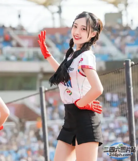 穿着制服和手套的人的特写